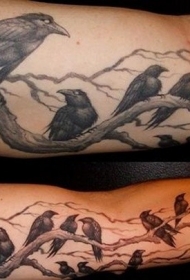 手臂乌鸦坐在树上纹身图案