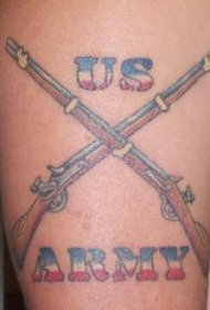 手臂彩色美国交叉步枪纹身图案