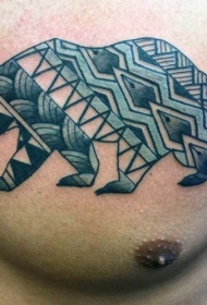 胸部五彩部落风格熊纹身图案