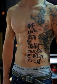 胸部怪物肖像和字母纹身图案