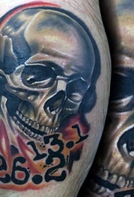 新的学校风格的彩色字体和人类头骨纹身