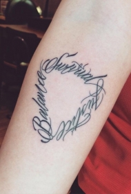 小臂黑色字母组合的三角形纹身图案