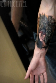 手臂彩色逼真的部落妇女肖像纹身