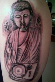 大臂黑白佛像纹身图案