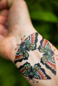 手腕三只彩色的蝴蝶纹身图案