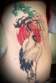 侧肋彩色的仙鹤和开花树纹身图案