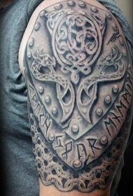 大臂凯尔特风格徽章和字母钢板身图案