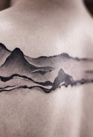 背部雕刻风格黑色山区纹身图案