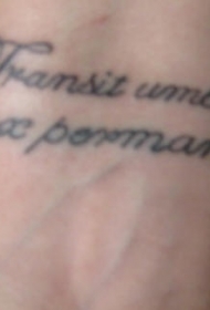 手腕拉丁文字母纹身图片