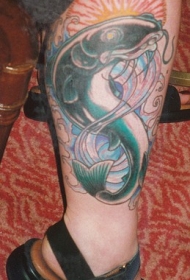 小腿美丽的鲶鱼在水中纹身图案