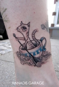 小腿茶杯里的猫纹身图案