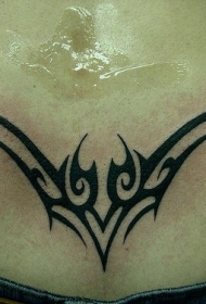 腰部黑色锋利的图腾纹身图案