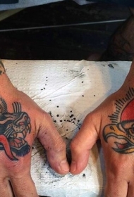 手背school彩色鹰和狼头纹身图案