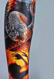 手臂彩色蛇写实纹身图案