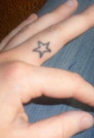 手指简约空心五角星纹身图案