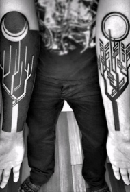 手臂黑白壮观的花环风格与月亮纹身