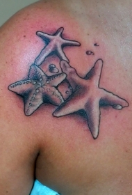 肩部黑灰风格海星纹身图案