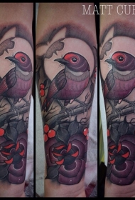 小臂彩色大鸟与花朵和蝴蝶纹身图案