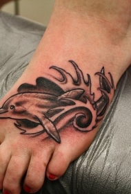 脚背简单的黑色海豚纹身图案
