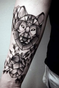 小臂雕刻风格黑色狼头与心脏几何纹身图案