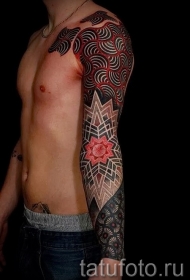 手臂大点画风格彩色装饰品纹身图案