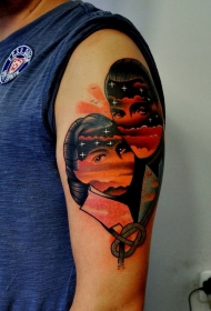 手臂很酷的组合夫妇肖像与星星纹身图案