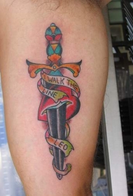 匕首刺破红色心纹身图案