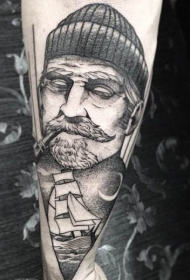 手臂黑白风格老水手与船纹身图案