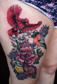 大腿奇妙的彩色鸟和盛开的花朵纹身图案