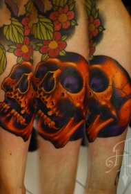 小腿金色的骷髅与可爱的花朵纹身图案