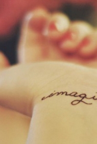 手腕简单优雅的英文字母纹身图案