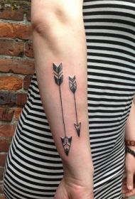 手臂简单的部落箭头纹身图案