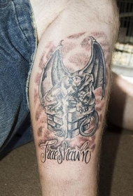 腿部棕色箱子上的石像鬼纹身图案