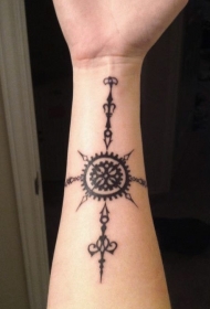 手臂神秘部落风格的黑色太阳纹身图案