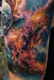 大臂精彩的彩色深空纹身图案