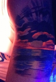 手臂令人难忘的彩色日落海景纹身图案