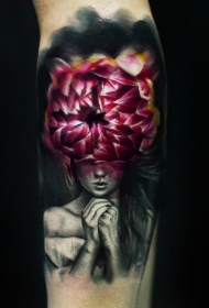 手臂彩色神秘色的祈祷女人纹身图案