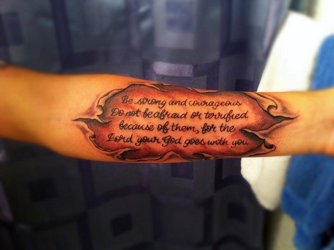 手臂上的英文字母文章和撕皮纹身图案