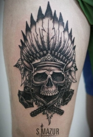 大腿黑灰印度骷髅与羽毛纹身图案