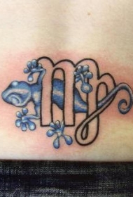 蓝色蜥蜴和字母纹身图案