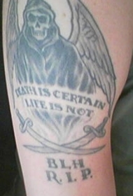 死神纪念刀和字母纹身图案