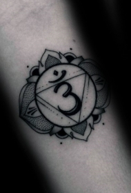 手臂点刺风格黑色印度教梵花纹身图案