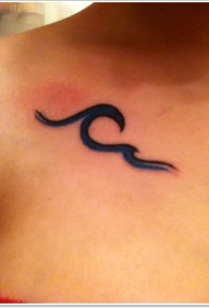 锁骨黑色简单波浪线条纹身图案