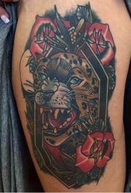 大腿old school彩色豹头肖像和花朵纹身图案