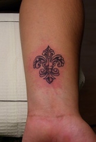 百合花纹章黑灰手腕纹身图案