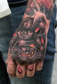 手背彩色老色恶魔武士面具纹身图案