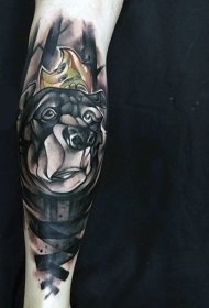 手臂令人印象深刻的彩色苹果和熊纹身图案