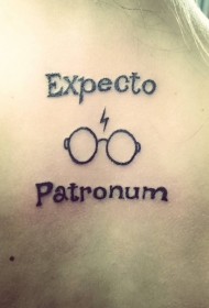 背部简单的黑色字母和眼镜纹身图案