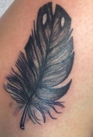 可爱的毛茸茸的黑色羽毛纹身图案