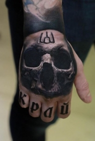 手背逼真的人类头骨与字母纹身图案